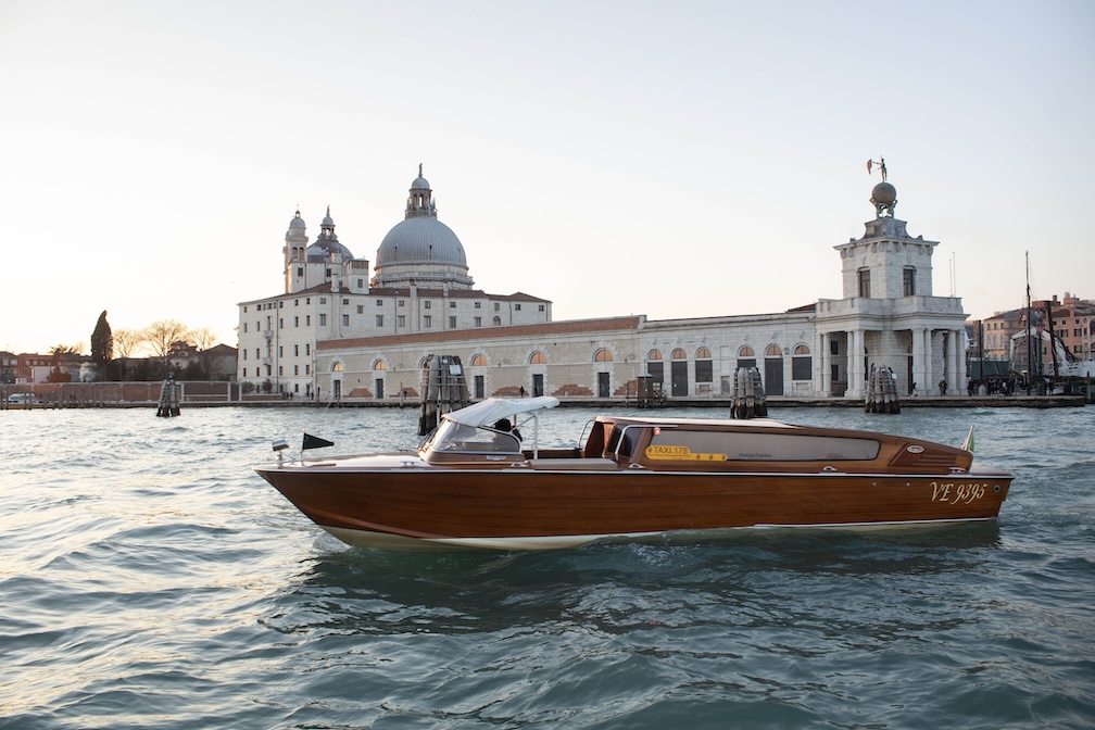 Private water taxi transfer in Venice