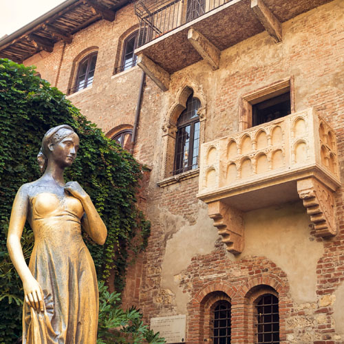 Juliet’s House courtyard and balcony in Verona